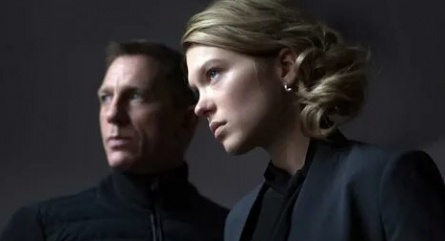 Агент 007 удивил всех женщин на 8 марта кадры Агент 007 удивил всех женщин на 8 марта кадры