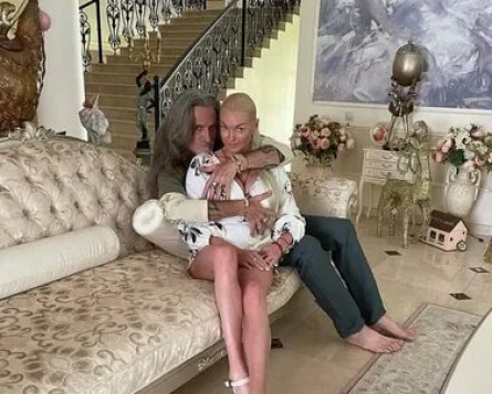 Анастасия Волочкова на 8 Марта получила коня кадры Анастасия Волочкова на 8 Марта получила коня кадры