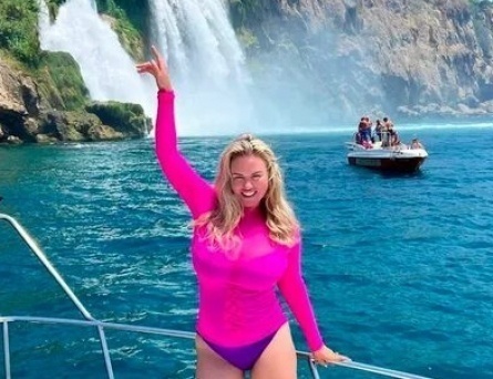 Анна Семенович во время самоизоляции стала парикмахером: Покрасим, причешем, накормим кадры Анна Семенович во время самоизоляции стала парикмахером: Покрасим, причешем, накормим кадры