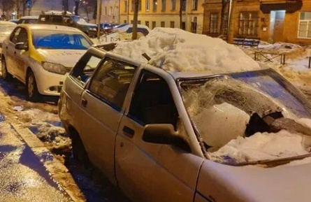 Автомобили Воробьева попали под ледяную глыбу кадры Автомобили Воробьева попали под ледяную глыбу кадры