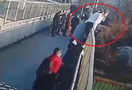 Эмиль Хирш собрался покончить жизнь самоубийством кадры Эмиль Хирш собрался покончить жизнь самоубийством кадры