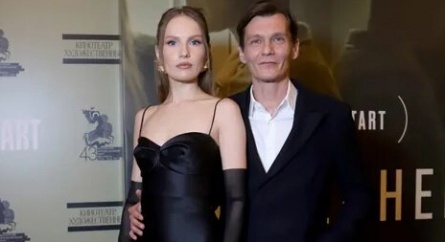 Филипп Янковский пришел на премьеру жены в свой день рождения кадры Филипп Янковский пришел на премьеру жены в свой день рождения кадры