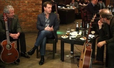 Медведев побеседовал с рок-группой кадры Медведев побеседовал с рок-группой кадры