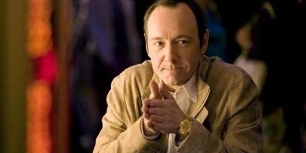 Миллер не играет со Спейси кадры Миллер не играет со Спейси кадры