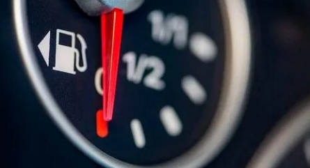 Повышенный расход топлива автомобиля. кадры Повышенный расход топлива автомобиля. кадры