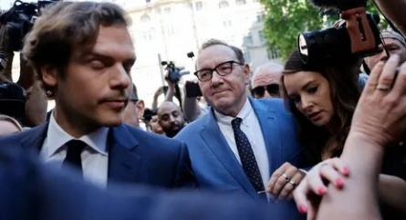С Кевина Спейси сняли обвинения в сексуальном насилии кадры С Кевина Спейси сняли обвинения в сексуальном насилии кадры