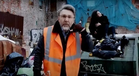 Сергей Шнуров вызвал недовольство соседей кадры Сергей Шнуров вызвал недовольство соседей кадры