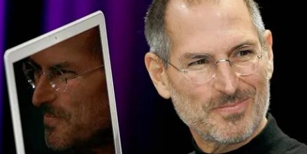 Стив Джобс покидает пост руководителя Apple кадры Стив Джобс покидает пост руководителя Apple кадры