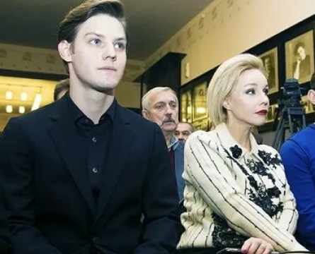 Тайно родившая от Табакова актриса показала куколку дочь в забавном свитере кадры Тайно родившая от Табакова актриса показала куколку дочь в забавном свитере кадры