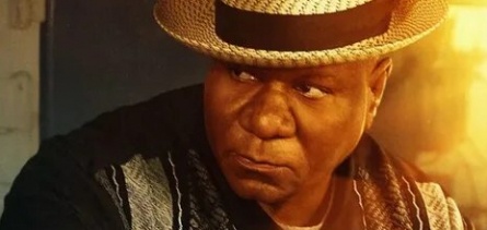 Винг Рэймс перевоплотится в убийцу-наставника кадры Винг Рэймс перевоплотится в убийцу-наставника кадры