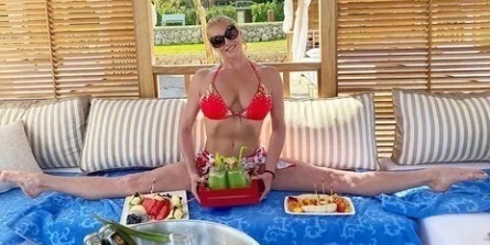 Волочкова на отдыхе похвасталась новым кольцом с изумрудом кадры Волочкова на отдыхе похвасталась новым кольцом с изумрудом кадры