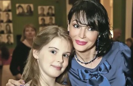 Юлия Абдулова таскается по судам из-за дома кадры Юлия Абдулова таскается по судам из-за дома кадры