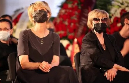 Юлия Меньшова рассказала, что помогает ее матери Вере Алентовой справиться с потерей мужа кадры Юлия Меньшова рассказала, что помогает ее матери Вере Алентовой справиться с потерей мужа кадры