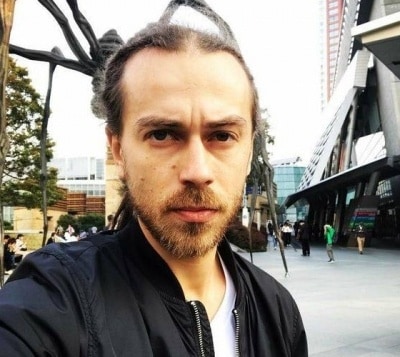отец Децла набросился на его вдову