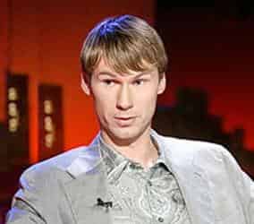 Егор Титов поставил штамп в паспорте