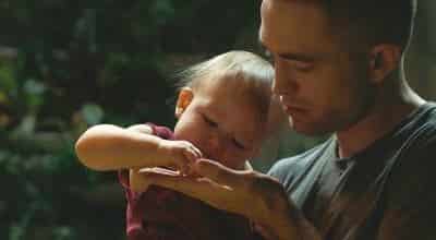 <a href='http://www.yaom.ru/tag/robert-pattinson/' title='Роберт Паттинсон' style='font-weight:bold;font-size:15px;text-decoration:underline;color:#0000ff;'>Роберт Паттинсон</a> воспитывает ребенка в космосе