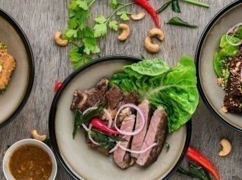 Антипасти-Салат-с-жареными-персиками,-хрустящие-баклажаны-и-салат-с-перловкой