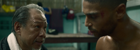 кадр из фильма Чужак