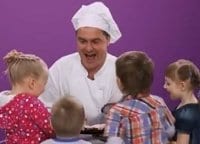 Дети,-за-стол!-Салат-из-шпинатной-пасты-с-овощами