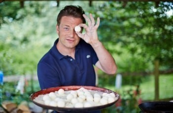 программа Fox Life: Домашние блюда с Джейми Оливером 4 серия Курица по киевски, пастушья запеканка и спагетти с моллюсками