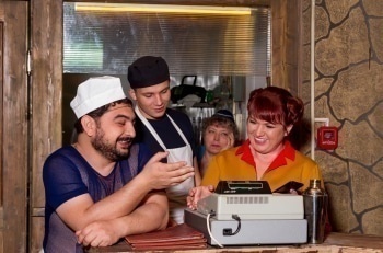 Две-девицы-на-мели-Работа-прежде-всего