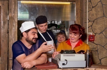 Две-девицы-на-мели-Свидетельница