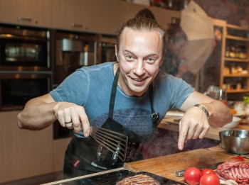 программа Кухня ТВ: Ели у Емели Тушеный картофель со шпикачками и салат из кабачков и тыквы