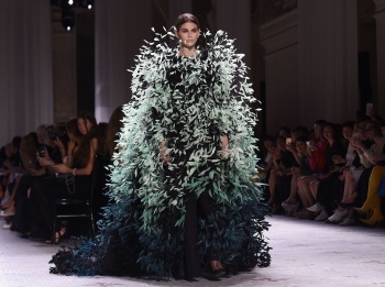 программа Fashion One: Extravagant Fashion Art hearts black tape project