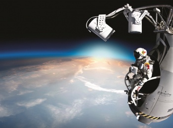 Космический-прыжок-Red-Bull-Stratos-с-Феликсом-Баумгартнером