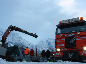программа National Geographic: Ледяная дорога: Кошмар на дороге! Полный хаос