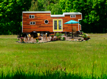 программа Discovery: Охотники за крошечными домами Подросток в крошечном доме в Колорадо