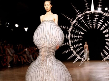 программа Fashion One: Paris Haute Couture Paris Haute Couture Week Viktor & Rolf SS 23