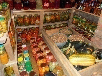 Полный-погреб-Яблоки-и-груши