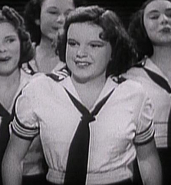 Поют все кадры