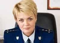 Преступление-будет-раскрыто-Человек-в-дождевике