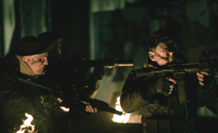 Рона Митра и фильм Псы войны (2024)