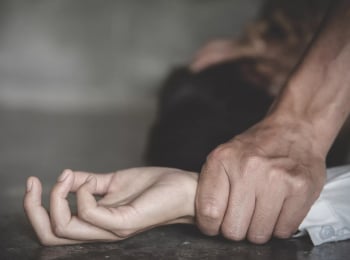 В-постели-с-врагом:-звезды,-пережившие-насилие