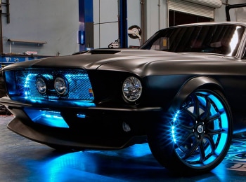 Взгляд-изнутри:-West-Coast-Customs-Автоподъемник-для-Sema