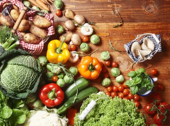 программа Кухня ТВ: Здорово есть! Сырники с ягодным соусом Вегетарианский борщ и куриные котлеты с рисом микс