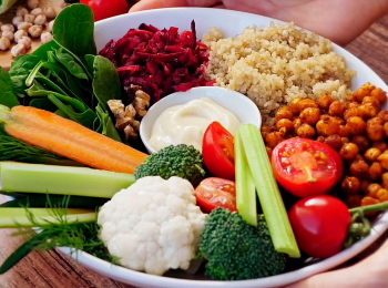 программа НТВ Стиль: Живая еда с Сергеем Малоземовым Мясо в рационе и польза вегетарианской диеты, качественный российский сыр и рецепт ленивых роллов