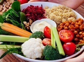 программа НТВ Стиль: Живая еда с Сергеем Малоземовым Неожиданные факты о смородине, современные упаковки молока, как правильно хранить суп