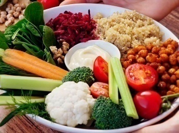 программа НТВ Стиль: Живая еда с Сергеем Малоземовым Реакция майяра на кухне, состав и цена настоящего шоколада, слизь в кишечнике от картошки