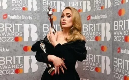 Адель стала триумфатором церемонии NRJ Award кадры