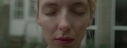 Дыхание остановилось на сцене: актриса Джоди Комер стала жертвой смога в Нью-Йорке кадры