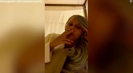 Жизнь Яны Трояновой: борьба с недолюбленностью, потерями и разводом в 48 лет кадры