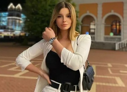 Александра Стриженова осаждают молоденькие красавицы кадры