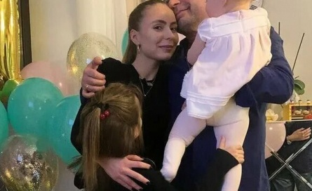 Семья Александра Жулина: кто остался рядом, а кого потерял? Встречайте молодую жену и трех дочек спортсмена кадры