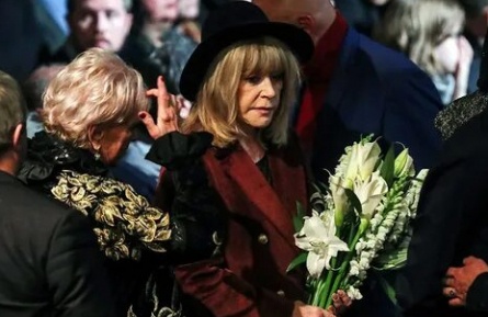 Алла Пугачева простилась с братом кадры