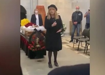 Алла Пугачева простилась с братом кадры