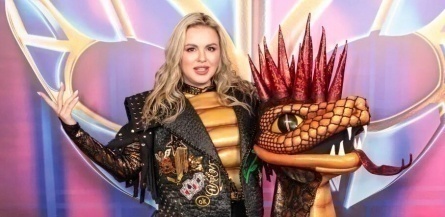 Анна Семенович скрывалась в костюме Гадюки на шоу Маска. Танцы кадры